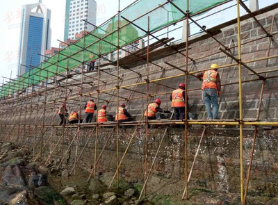前海一线换“新装” 市南市政修复西陵峡附近海坝